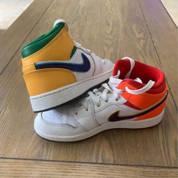 Air jordan 1 mids. Size youth 4 - Picture 2 of 5
